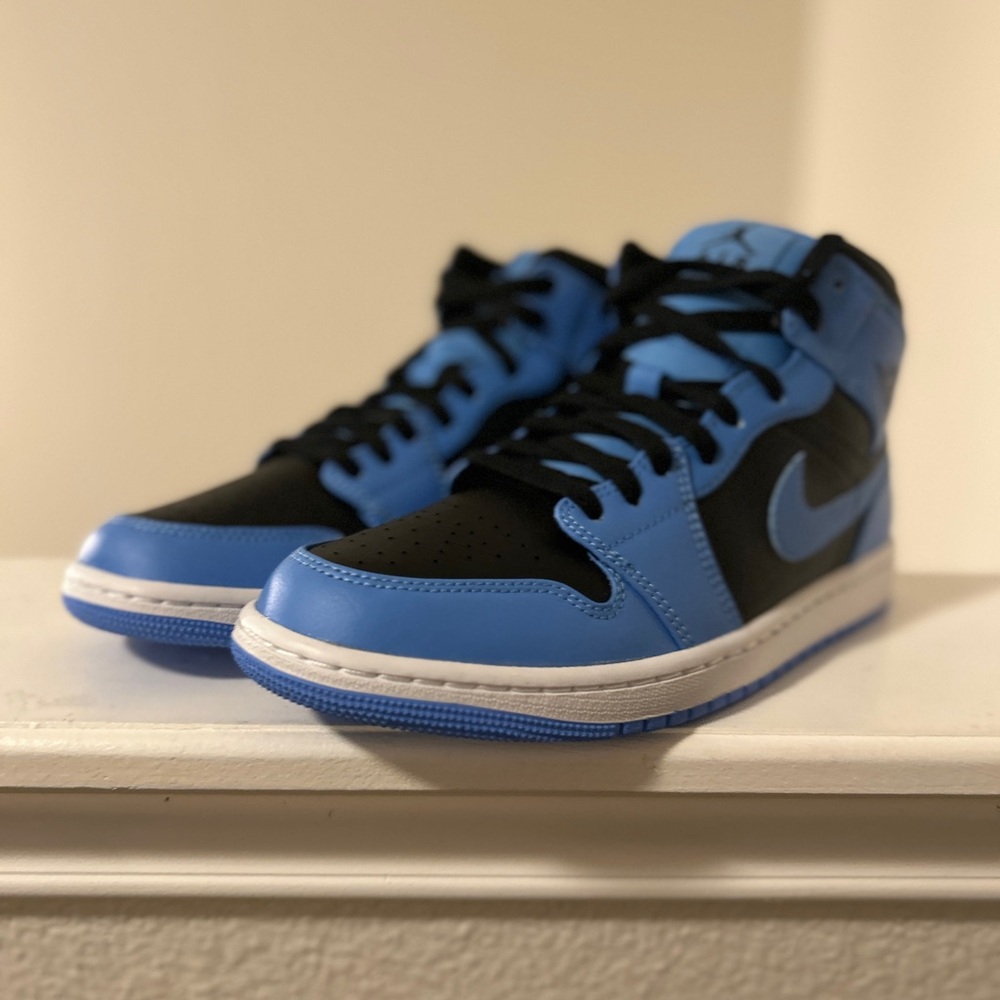 Jordan 1 Mid ‘University Blue Black’